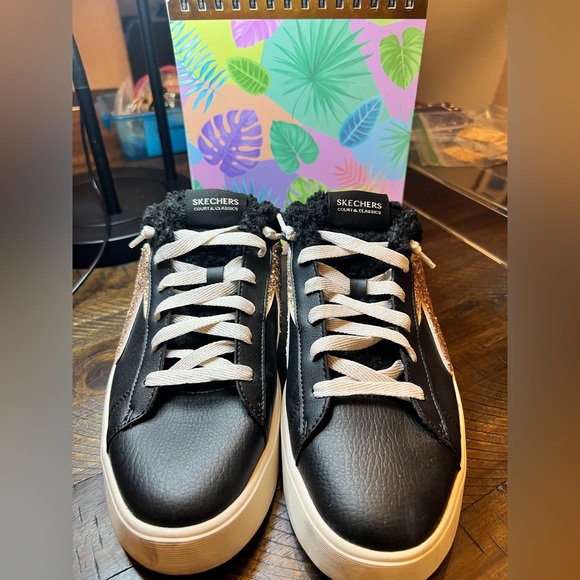 💜💜 Black and Gold Skechers Glitter Slip On Sneakers - Picture 2 of 6
